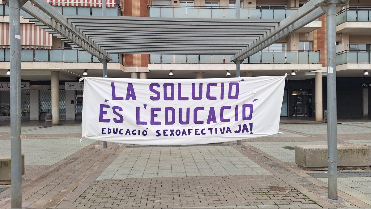 afalolaanglada's tweet photo. Bloc d'Educació pel #8M a #Badalona reivindicant que contra el patriarcat "La solució és l'educació!". Berenar, batucada i pintacares, després vam fer una marxa per sumar-nos manifestació #8MBdn https://t.co/NS5hEXQnnd