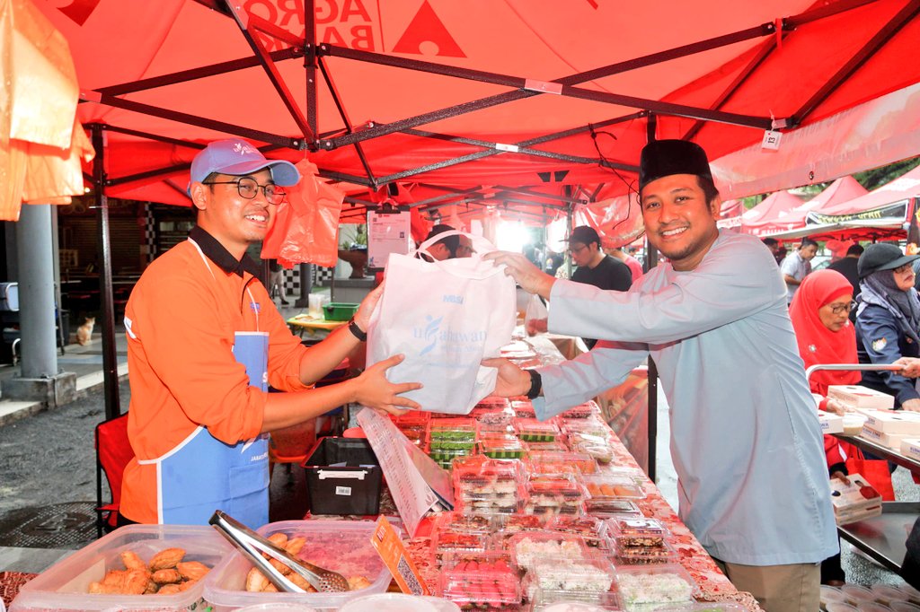 NajwanHalimi's tweet photo. Petang semalam saya meneruskan #JelajahBazarRamadan bersama @platselangor di Bazar Ramadan Seksyen 2, Shah Alam.

Selain menyantuni para peniaga dan pengunjung dengan edaran kurma dan bubur lambuk, saya turut mengagihkan lebih 200 kupon digital RM10 kepada para pengunjung yang berbelanja di bazar ini.

Inisiatif kupon digital ini bertujuan untuk menyokong peniaga tempatan dan menggalakkan transaksi digital menerusi pembayaran secara atas talian.