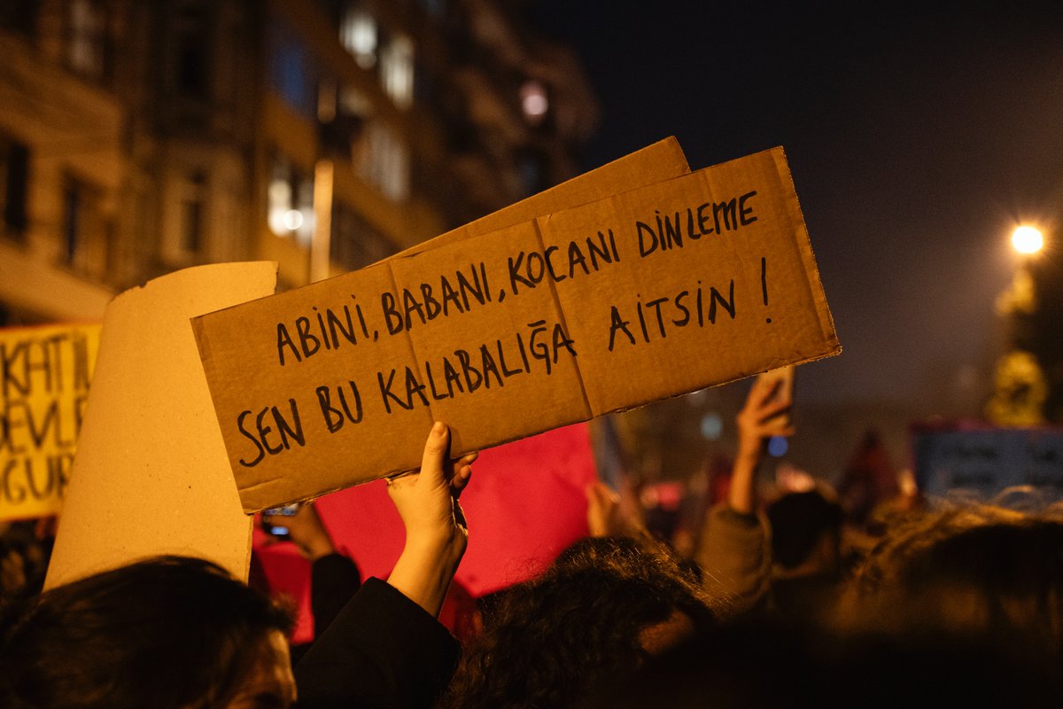 muzirorg's tweet photo. Foto haber: Bu kalabalığa aitsin!

Havva Zorlu’nun objektifinden İstanbul Feminist Gece Yürüyüşü: “Bu sefer çok kalabalıktık. Öldürülmeseydik daha da kalabalık olurduk.” @havvazzorlu 
https://t.co/lZa2A44fU8 https://t.co/KFpNu0HIFg