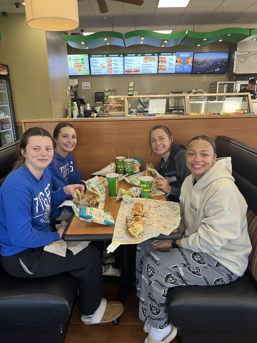 DWUWBB's tweet photo. Thank you to the Giblin family for feeding our girls over break! We love eating fresh :) we appreciate the support throughout the years! https://t.co/utGFzKXG5H