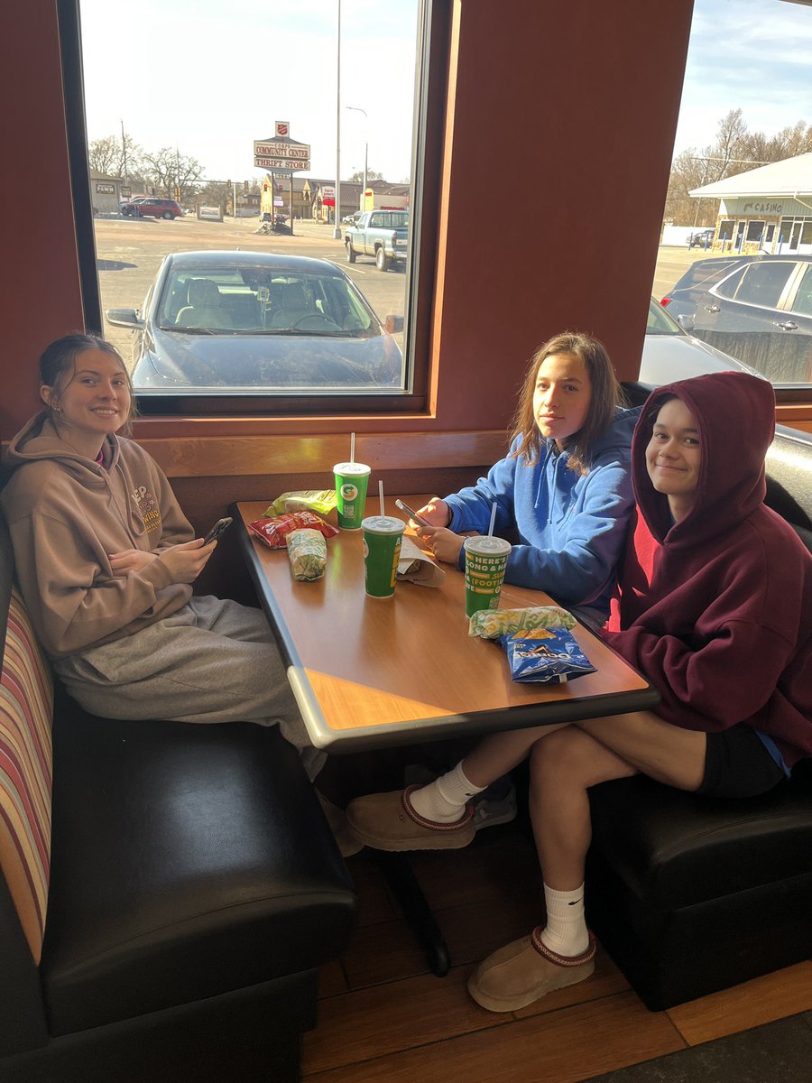 DWUWBB's tweet photo. Thank you to the Giblin family for feeding our girls over break! We love eating fresh :) we appreciate the support throughout the years! https://t.co/utGFzKXG5H