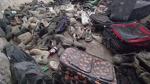 PamCerdeira's tweet photo. Y a la sombra del mitin de la Presidenta… este hallazgo en Jalisco de decenas de zapatos, prendas, una carta de despedida, restos, fosas clandestinas y crematorios y más en lo que hasta el momento parece ser un campo de adiestramiento en Teuchitlán, en el que el CJNG obligaba a reclutas a enfrentarse. 

Quienes fallecían, eran desmembrados y cremados. Los que superaron las pruebas, se integraron al cártel.

Los reclutas caían a través de una falsa oferta de trabajo con una buena paga, pero al llegar a la terminal de autobús local, lo único que les esperaba era el terror.

Es quizá imposible determinar el número de víctimas que fueron asesinadas y desaparecidas en el predio.
La realidad supera la ficción, y la realidad nos superó hace mucho en México.