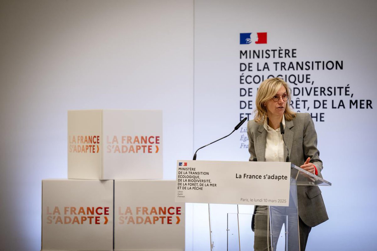 AgnesRunacher's tweet photo. Imaginez une France hexagonale à +4°C.

Des étés de plus en plus brûlants, des ressources sous pression, des territoires en pleine transformation.

La science nous alerte, la réalité s’impose.

Aujourd’hui, j’ai présenté le Plan national d’adaptation au changement climatique. Un plan que je veux décliner spécifiquement sur quatre enjeux : les littoraux, la montagne, la forêt et l’agriculture.

Pendant des mois, nous avons travaillé main dans la main avec les associations, les élus, des partenaires sociaux et les scientifiques pour élaborer un plan d’action concret. 

Anticiper les risques, investir pour la résilience de nos infrastructures, protéger nos citoyens : notre cap pour préparer la France à +4 degrés d’ici 2100. 

Avec des moyens budgétaires dédiés : 1,6 milliard d’euros dès 2025.

52 mesures concrètes, 200 actions. 

Je vais sur cette base engager un travail avec les élus locaux pour inscrire la Trajectoire de référence au changement climatique dans les textes d’urbanisme, avec une mise en application dès 2027.

Mais s’adapter, ce n’est pas renoncer. Le combat pour diminuer nos émissions de gaz à effet de serre continue, et les résultats sont là : nos GES ont baissé de 20% depuis 7 ans.