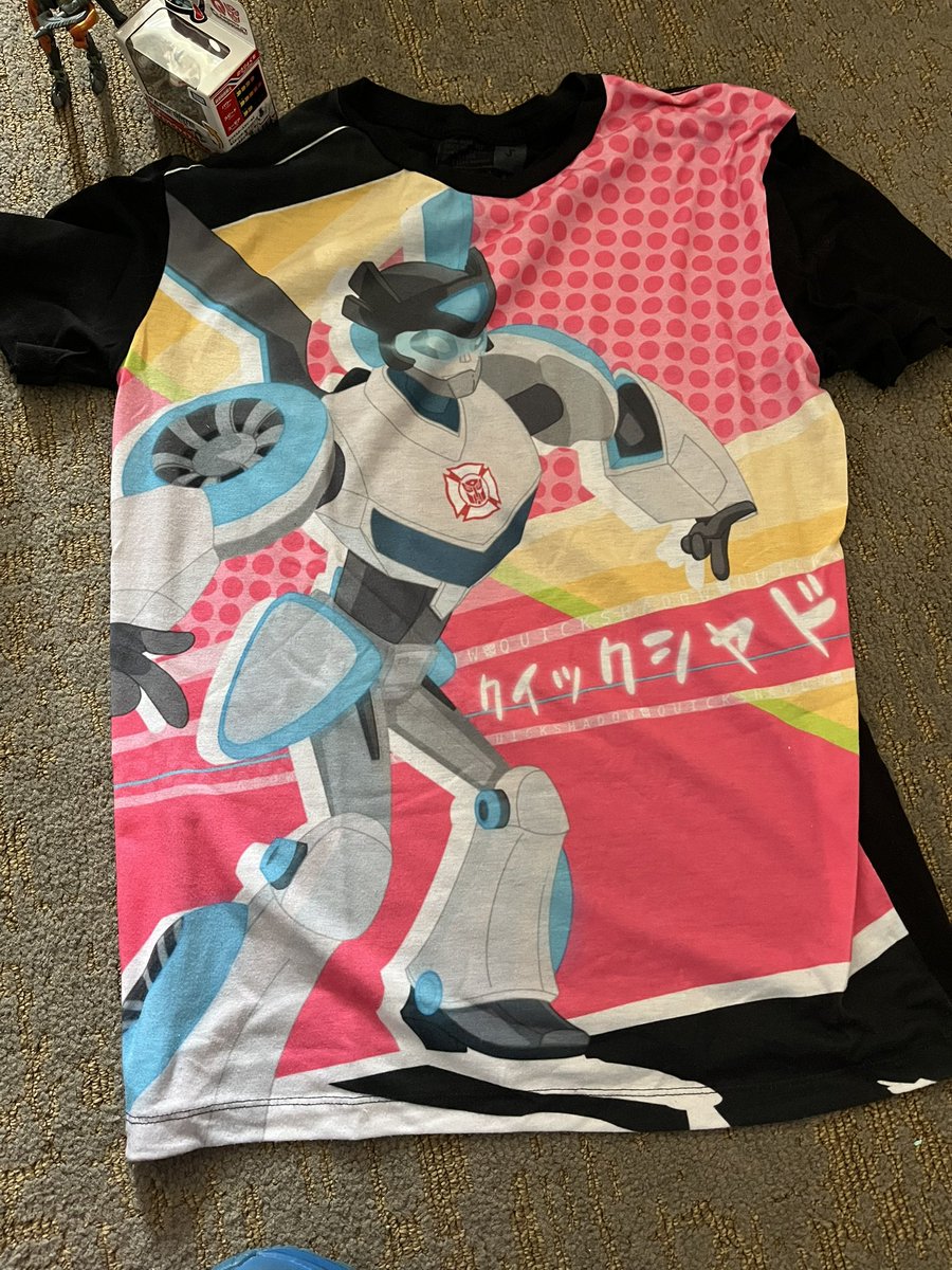 candychameleons's tweet image. Haul from #tfconla2025 #tfconla #tfcon !!

found not 1, not 2, but THREE grails at this con 😭 (autobot tarn and the gi joe figs) AAAHHH WHAT A GREAT TIME

also an amazing Whirl toy by @Sam_Makes_Toys and a shirt from @NicoleDubuc