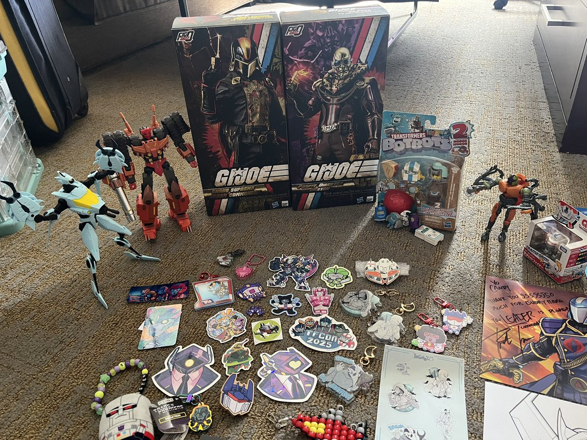 candychameleons's tweet image. Haul from #tfconla2025 #tfconla #tfcon !!

found not 1, not 2, but THREE grails at this con 😭 (autobot tarn and the gi joe figs) AAAHHH WHAT A GREAT TIME

also an amazing Whirl toy by @Sam_Makes_Toys and a shirt from @NicoleDubuc