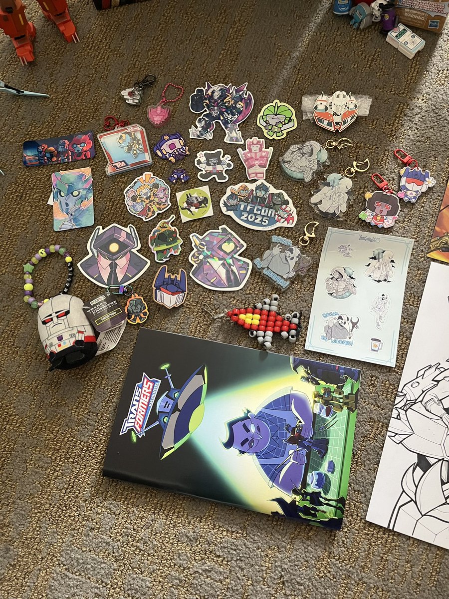 candychameleons's tweet image. Haul from #tfconla2025 #tfconla #tfcon !!

found not 1, not 2, but THREE grails at this con 😭 (autobot tarn and the gi joe figs) AAAHHH WHAT A GREAT TIME

also an amazing Whirl toy by @Sam_Makes_Toys and a shirt from @NicoleDubuc