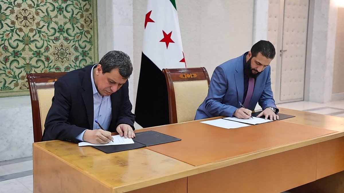 Charles_Lister's tweet image. HUGE &amp;amp; VERY GOOD NEWS.

The #SDF has agreed to integrate "all civil &amp;amp; military institutions" into the #Syria state.

The deal was signed between Mazloum Abdi &amp;amp; Ahmed al-Sharaa in #Damascus today.