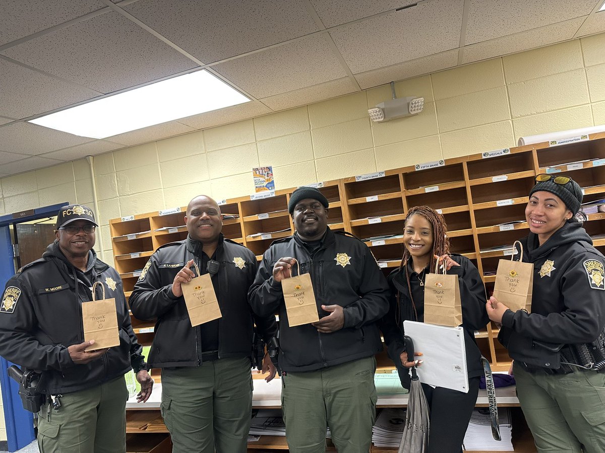 kendallfscott's tweet photo. Thank you to the Fulton County Sheriff’s Office &amp;  Community Engagement department for bringing us some guest readers who helped spread the joy of reading to our students today with some great stories #EveryChildReads @fultonsheriff https://t.co/oyzYjAbJWJ