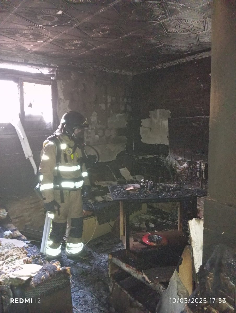 112rmurcia's tweet photo. 17:17h Bomberos del Consorcio apagan el incendio declarado en el salón de una vivienda de #Lorca 

🚒https://t.co/ZIFFi3zsKN

📸facilitadas por @BomberosCEIS_RM https://t.co/6PoJSZqxkF