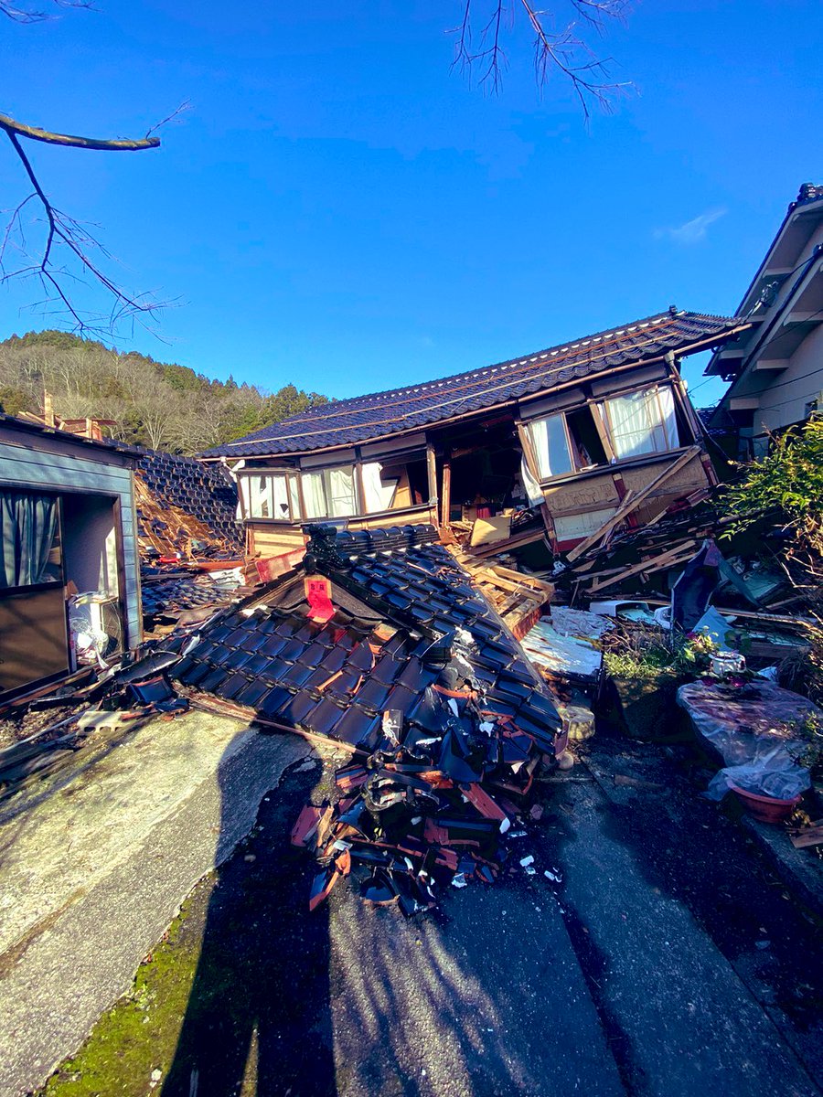 xmas_no's tweet photo. #東日本大震災 から14年

皆さんは何を学びましたか？

14年前から今日までで、この日本でも甚大な被害をもたらした、災害がいくつもあり、災害支援を通して各被災地、被災者さん達と関わらせてもらいました。

そこで1番の近年でいうと #能登半島地震。能登での災害支援を通しての経験で、能登半島地震ではいくつもの家が倒壊して、車が下敷きになったり、家の中に貴重品をそのままにしてきた等で、困ってる人達が沢山いました。
その貴重品の捜索、救出するボランティア作業で思ったのが、防災バッグや水などは"窓の近く"にあった方が取り出しやすいということ。
又、倒壊を考慮して、とんま家では防災グッズ等を"屋根裏"に置くようにしました。
たぶん、この経験がないと気付けなかった事だと思います。
備える事が第一、そして置き場所。
それから、1年に1度のチェック。
もっと言えば、沢山になっちゃうけど、近年の災害支援の経験で、皆さんへ簡単なきっかけとして、
"繋げる"ことはコレかなと思ってポストしました。
お国はこういうことをほぼ、発信しない。

このポストで、我が家もと、思ってくれた人は行動、実行してみてください。

#コネクト
#サポウィズ
#防災
#防災グッズ
https://t.co/dzgStvmBpQ