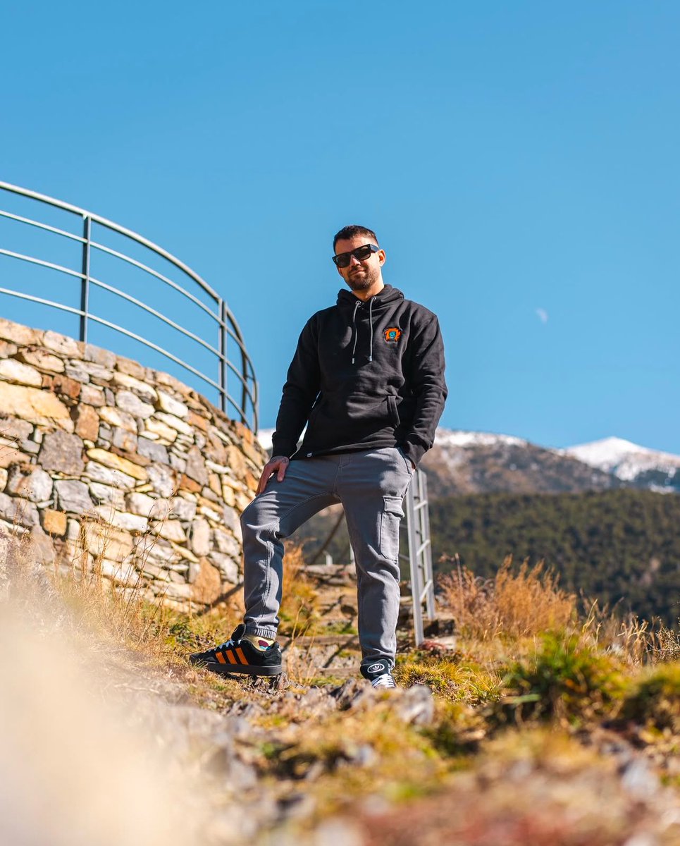 Info Auron tweet media