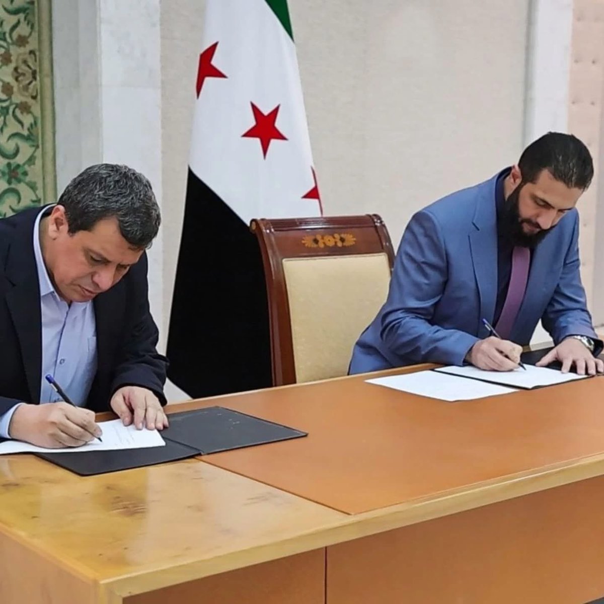 الحمد لله الذي بنعمته تتم الصالحات 
#عاجل
توقيع اتفاق يقضي باندماج قوات سوريا الديمقراطية ضمن مؤسسات الجمهورية العربية السورية والتأكيد على وحدة الأراضي السورية ورفض التقسيم

#رئاسة_الجمهورية_العربية_السورية