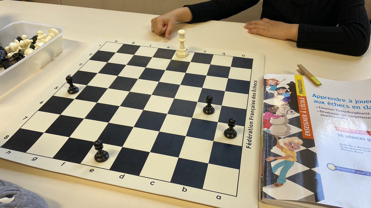 Jouer au jeu d’ #Echecs avec les 👦 permet d’apprendre les déplacements sur quadrillage et renforce la mémoire visuelle en demandant aux enfants de mémoriser la position et les déplacements des pièces. <a href="/HatierRegionSud/">DAUCE FREDERIC</a> <a href="/QuotiChess/">QuotiChess 🐘</a> #cycle1 #maternelle