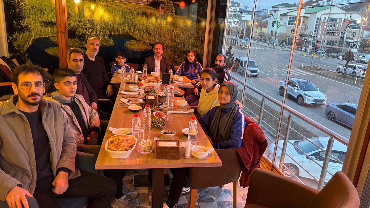 Masa Tenisi Yıldız Kızlar ve Yıldız Erkekler takımlarımızın elde ettikleri iki kategorideki Bölge Şampiyonluğu başarısını, Ramazan’ın bereketiyle taçlandırdık. Başarılarıyla bizleri gururlandıran öğrencilerimizle birlikte iftar sofrasında buluşarak, Çanakkale'de düzenlenecek