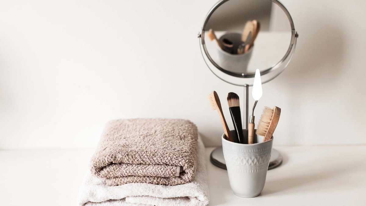 MelanieLampro's tweet photo. π§΅1/2 πΈ Have you heard that the Princess of Wales apparently uses a flannel to cleanse her skin at night?
ππ I can't fault this; they are effective tools for removing make-up & grime; complementing any cleanser & offering gentle exfoliation, too!
#SkincareSecrets #FlannelFan https://t.co/Ab09vkdjO7