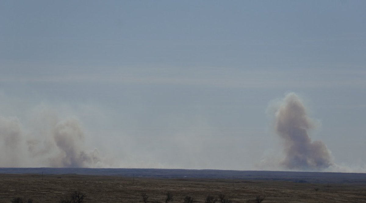 MesoMedia_X's tweet photo. Large wildfire SE of Faith, SD. Grass is bone dry and wind is whipping right now! #SDfire #SDwx #wildfire https://t.co/f6vc8WpLbG