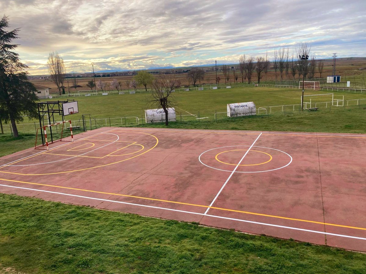Nuestras pistas lucen como nuevas preparadas para que los chicos disfruten de ellas. Gracias como siempre al Ayuntamiento de #Villoruela por su colaboración e implicación en la mejora continua del centro. #VilloruelaAprende