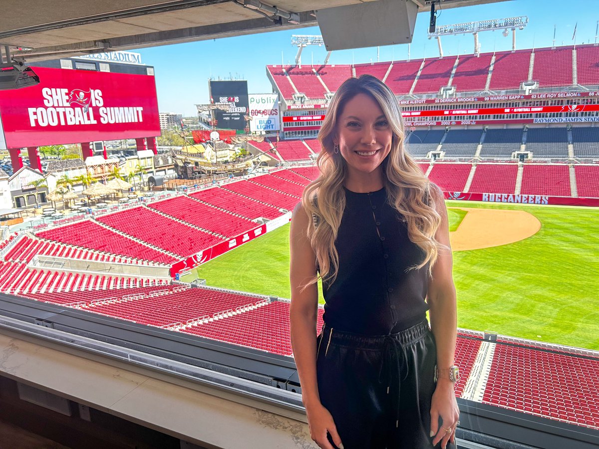AshleyIn_FL's tweet photo. Apparently my photos went viral when I posted from @RJStadium with the @TheSavBananas field in the background. I took these from the “She Is Football” event.

Who’s going to see the 🍌’s in Tampa this weekend? 
#tampa #savannabananas #baseball #florida @barstoolsports https://t.co/h0J29OqWmA