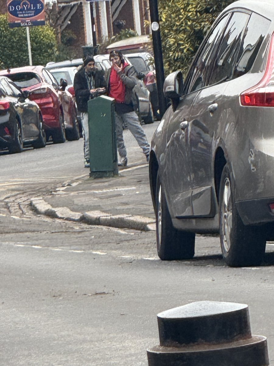 HanwellWe's tweet image. just to remind @ealingMPS @EalingCouncil @metpoliceuk that these drug addicts/ dealers were here outside @oaklandsealing  Primary School.

They are here pretty regularly dealing drugs.
Could call the police line to log it but nothing happens

@_EalingNews @EalingTimes @MailOnline