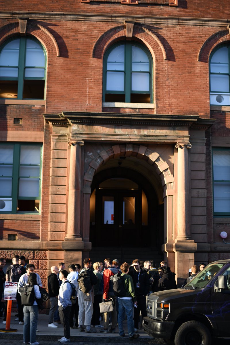 Pashpops's tweet photo. Some vibe pics from @ycombinator alumni demo day https://t.co/USSfpICmIU