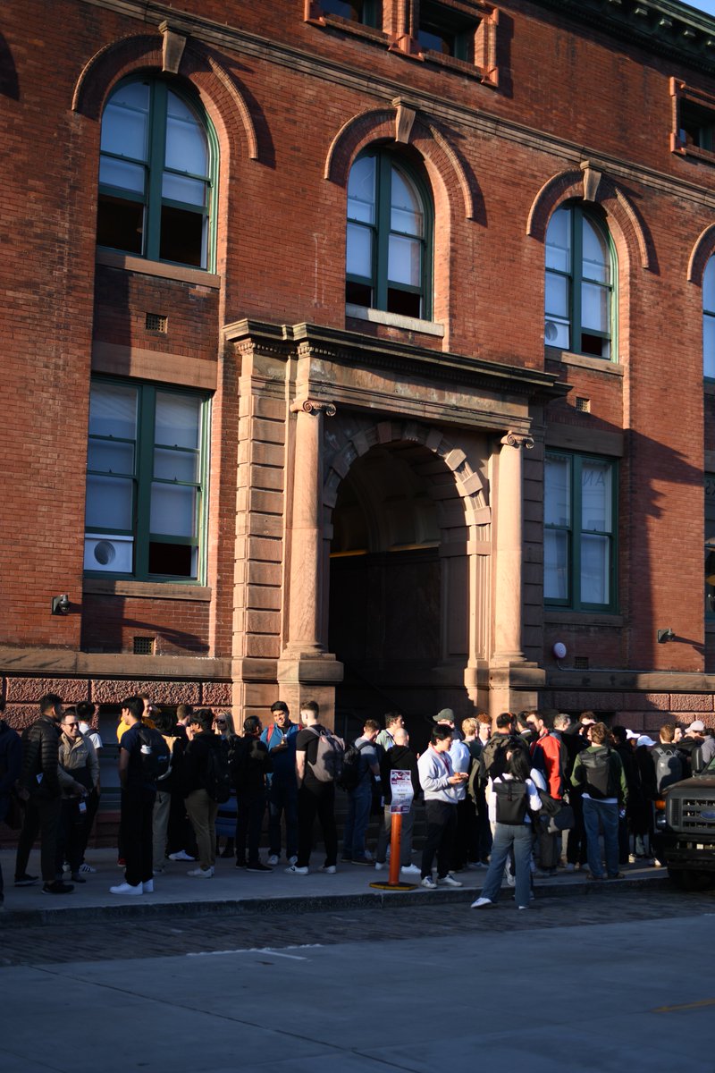 Pashpops's tweet photo. Some vibe pics from @ycombinator alumni demo day https://t.co/USSfpICmIU