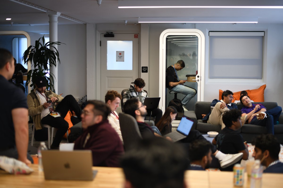 Pashpops's tweet photo. Some vibe pics from @ycombinator alumni demo day https://t.co/USSfpICmIU