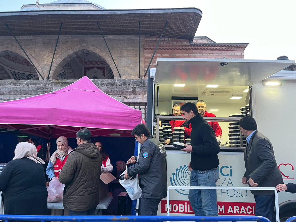 istanbulkizilay's tweet photo. İftar programımızın 10. günüyle devam ediyoruz! Ramazan boyunca, bereketi ve dayanışmayı hep birlikte paylaşacağız. Sofralarımız büyüdükçe gönüllerimiz de büyüyor. Yanımızda olduğunuz için teşekkür ederiz!

#SensizOlmaz 🇹🇷🌙
#KalbimizBirSoframızBir https://t.co/Lc6MVUz4fH