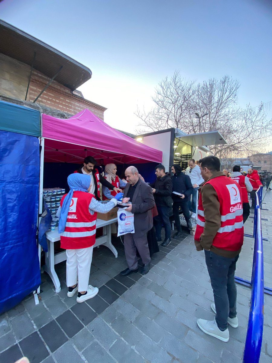 istanbulkizilay's tweet photo. İftar programımızın 10. günüyle devam ediyoruz! Ramazan boyunca, bereketi ve dayanışmayı hep birlikte paylaşacağız. Sofralarımız büyüdükçe gönüllerimiz de büyüyor. Yanımızda olduğunuz için teşekkür ederiz!

#SensizOlmaz 🇹🇷🌙
#KalbimizBirSoframızBir https://t.co/Lc6MVUz4fH