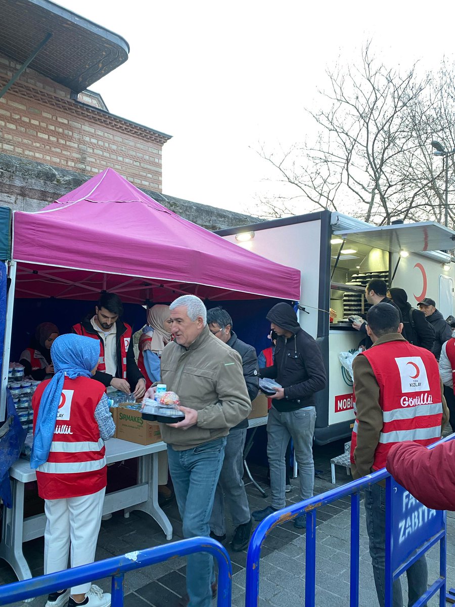 istanbulkizilay's tweet photo. İftar programımızın 10. günüyle devam ediyoruz! Ramazan boyunca, bereketi ve dayanışmayı hep birlikte paylaşacağız. Sofralarımız büyüdükçe gönüllerimiz de büyüyor. Yanımızda olduğunuz için teşekkür ederiz!

#SensizOlmaz 🇹🇷🌙
#KalbimizBirSoframızBir https://t.co/Lc6MVUz4fH