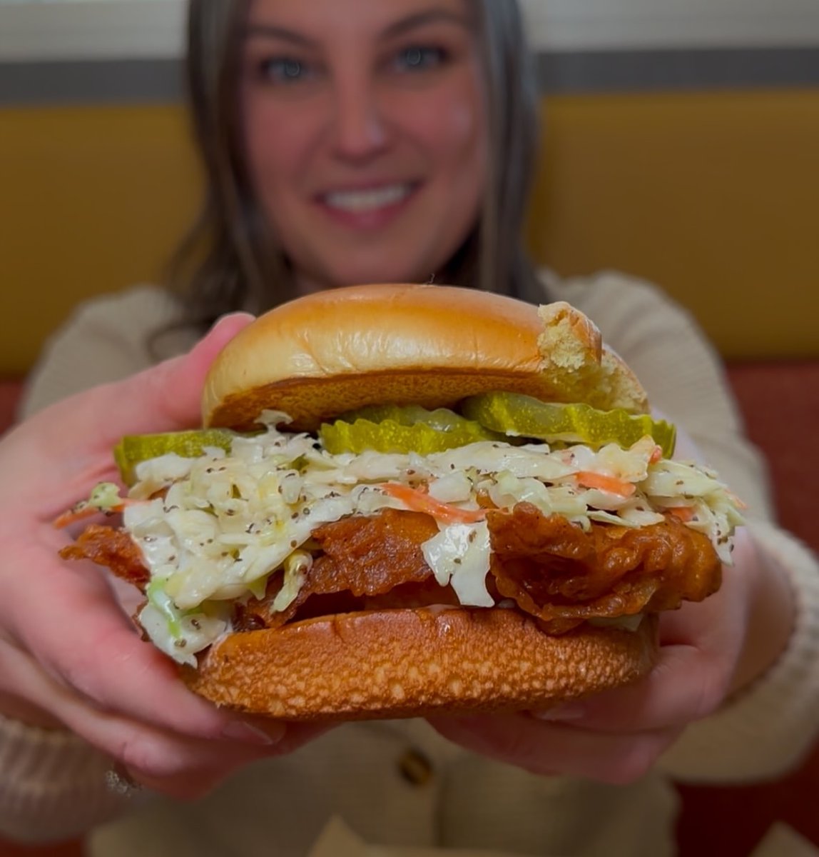 Nothing but crispy, juicy, Southern-style goodness. Who’s grabbing a bite? 🍗👇

📸 @foodiefavsli

#friedchicken #chickensandwich #southernstyle #pickles