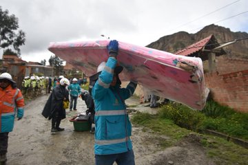 rtp_bolivia's tweet photo. #RTPInforma
🚨Personal de la Alcaldía de La Paz ayuda a las familias de #Codavisa en las tareas de evacuación, debido a un movimiento de tierras y peligro de deslizamiento en el lugar por las intensas lluvias.
Fotos: GAMLP https://t.co/Udw8RCccyW