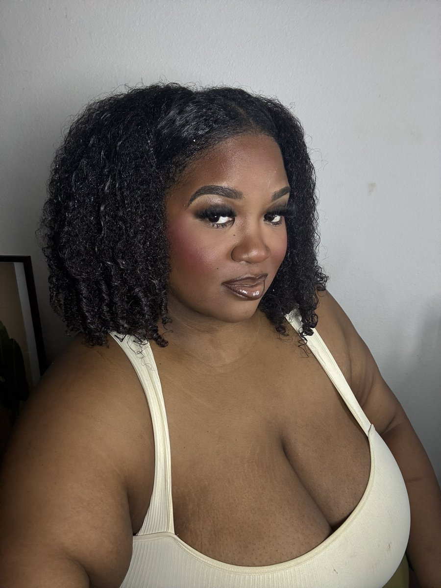 ZhaneCreates's tweet photo. The #homecurl and #waterboi duo from #fentyhair left my hair feeling good and looking even better.
My favorite things about these two products are the moisture, shine, and how gooooood my hair smells.
#WaterBoi #LeaveInConditioner #detangling #FentyPartner #Homecurl #washngo https://t.co/DmkStoDvme