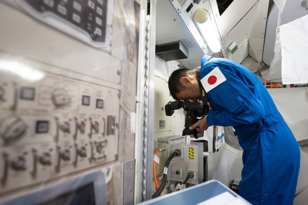 nikonrumors's tweet photo. JAXA astronauts Ayu Yoneda and Makoto Suwa receive Nikon photography training:  

https://t.co/h8LrppPEGw https://t.co/1NDfavHTsc