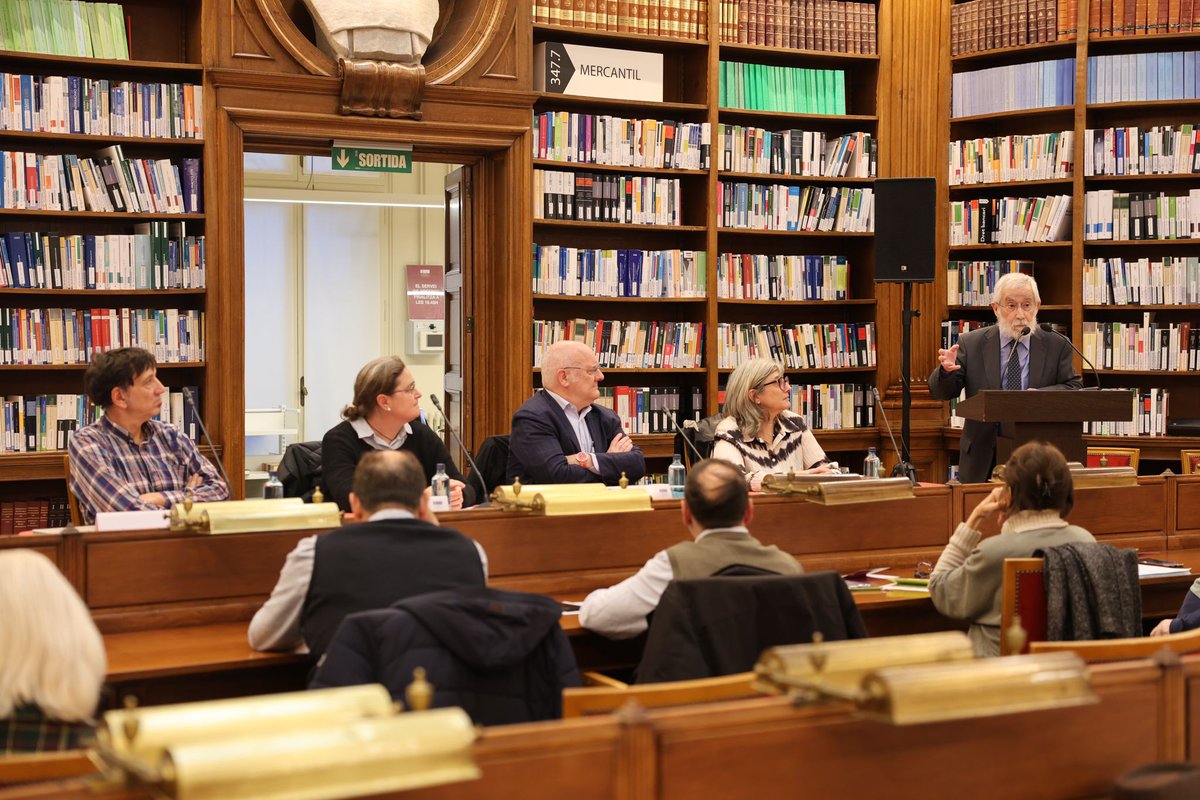 🗣️ També s'ha celebrat una taula rodona amb <a href="/miriam_feu/">Miriam Feu</a>, responsable Observatori Realitat Social <a href="/caritasbcn/">Càritas Barcelona</a>; Jordi Prat, director <a href="/FAS_UAB/">Fundació Autònoma Solidària - UAB</a>; i Carmen Olaya, directora <a href="/FundJSGavina/">Fundació Gavina</a>. Ha moderat el debat Joan Lluís Pérez Francesch, catedràtic Dret constitucional <a href="/UABBarcelona/">Universitat Autònoma de Barcelona</a>.