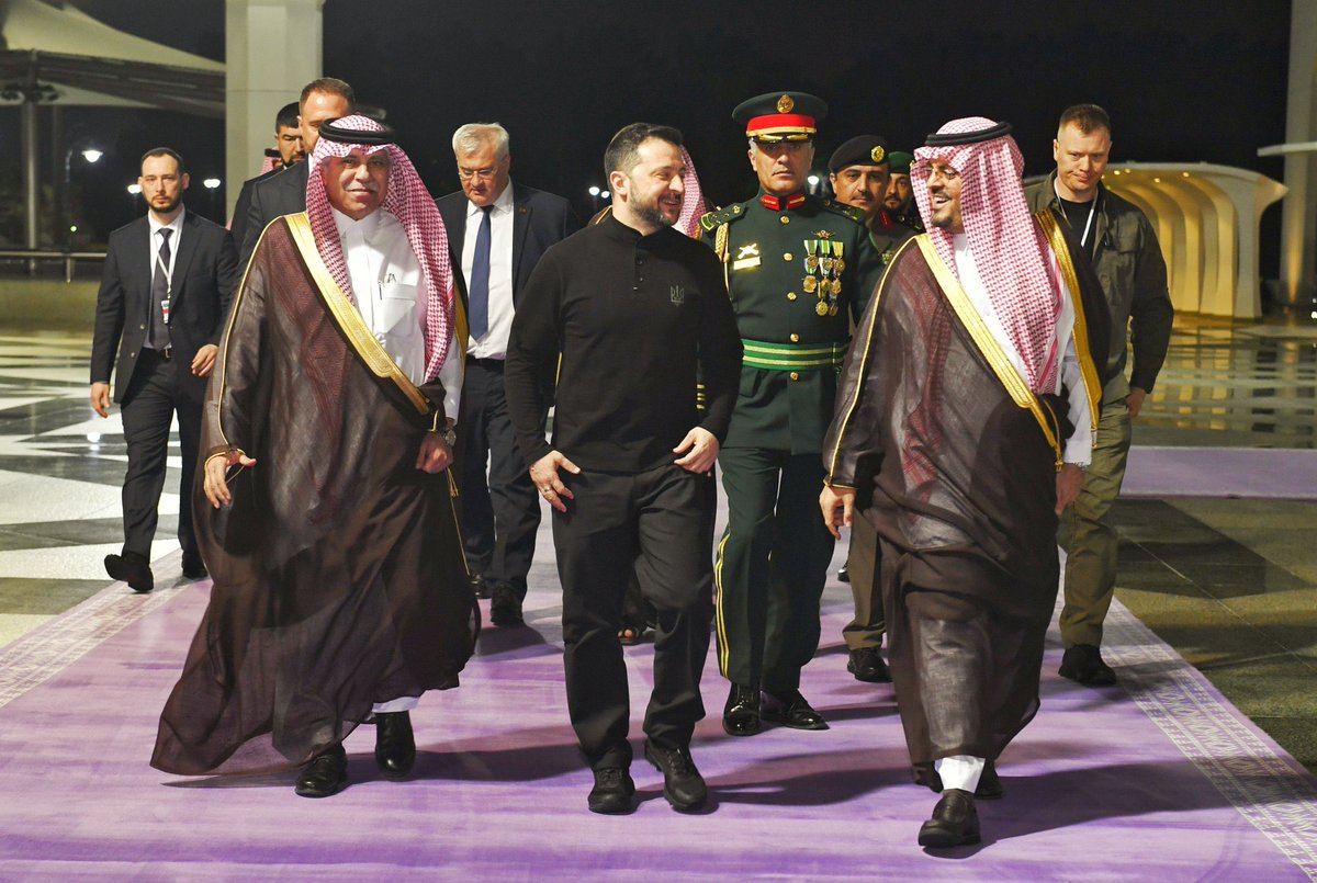 SaudiNews50's tweet photo. الرئيس الأوكراني يغادر جدة، ونائب أمير مكة في وداعه.

- https://t.co/Z2jSqT9vvp
