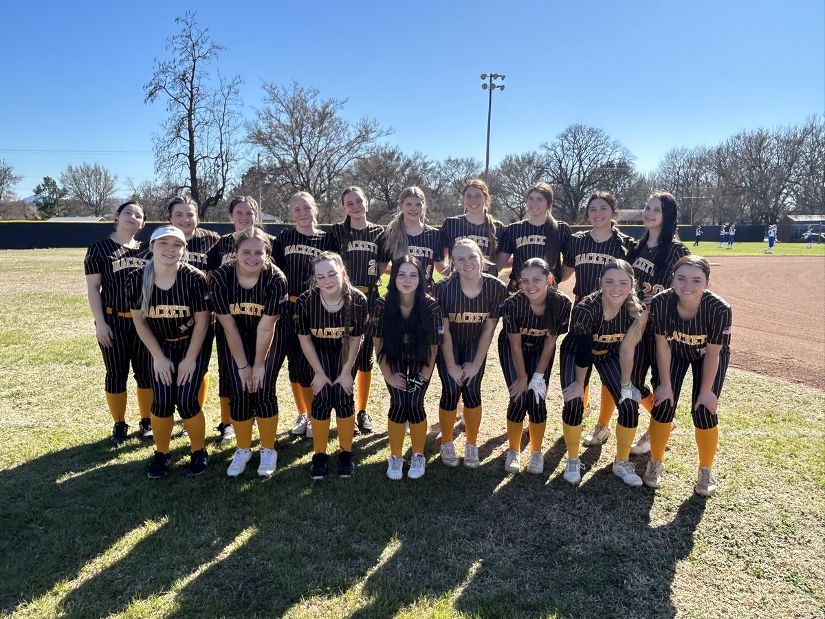 Hackett_sb's tweet photo. Started out with a conference win!!🐝💪@SBLiveARK @ARPrepSports @ArSportsNet @the1nss @ASTSprts @RiverValleyDG @nwademgaz @SoftballDown @k_sutherlandAR @SoftballGuru_JH https://t.co/BCHJIWYfEP