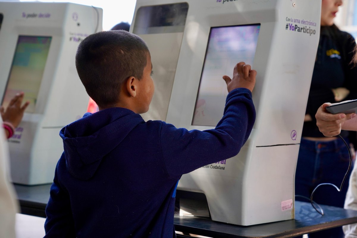 iepcjalisco's tweet photo. #GaleríaIEPCJ Como parte de las actividades del Ayuntamiento Infantil de @ZapopanGob , el @iepcjalisco participó en las elecciones escolares con urnas electronicas en las escuelas primarias Eraclio Zepeda, Elena Urrutia y Juan Soriano 👩👦👦
#TuVozEsElPoder #AyuntamientodeZapopan https://t.co/3eewa0euFc