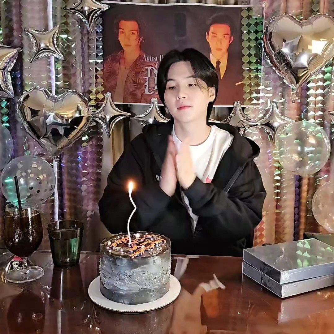 i143hanbin's tweet photo. hi I was a bit ia but came by to say that it’s my bday (or was yesterday since twitter didn’t let me post) https://t.co/USqeOh5f0h