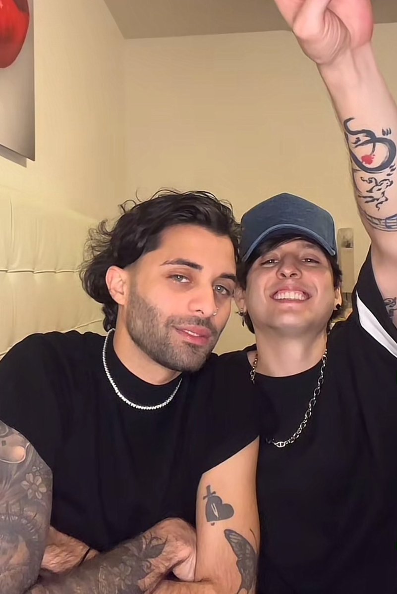 chrislanera's tweet photo. “chris la va a romper porque es buena persona” chau erick brian, mis chriserick los amo tanto 😭💗 https://t.co/b3VQNnXOdk
