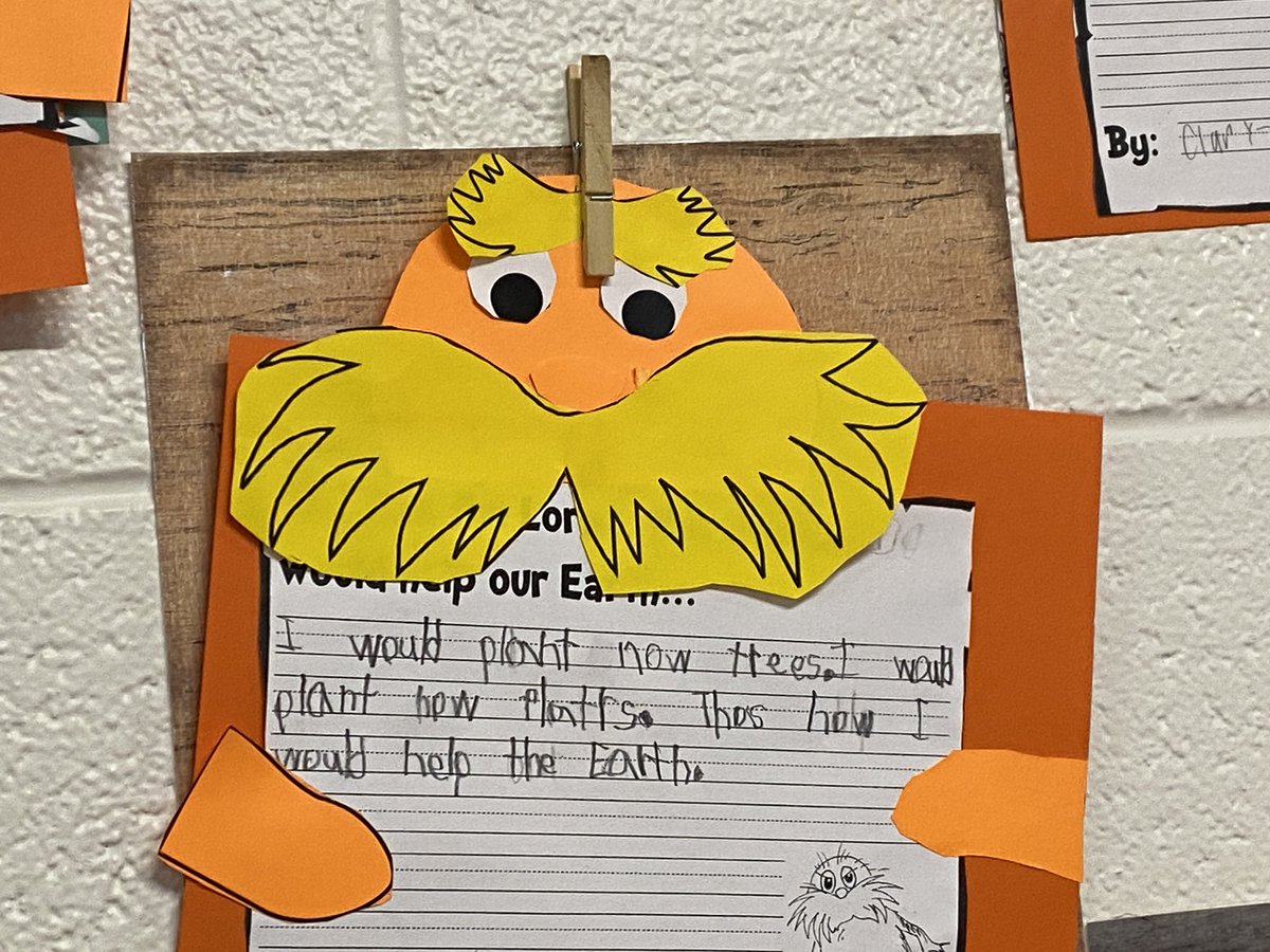 First grade #GlobalLeaders <a href="/AweEagles/">AWE Eagles</a> are tackling global challenges by composting in their own classroom! Our future is in good hands with these students leading the way. 🌎🌱#UnitingOurWorld