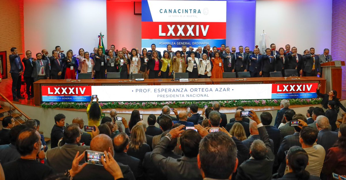 CANACINTRAMex's tweet photo. 1/3

¡La Fuerza de la Industria mira hacia el futuro en unidad! ⚙️
En la celebración de la Asamblea General  Ordinaria, nuestra Presidenta @ESPEAZAR , realizó su informe de actividades correspondiente al periodo 2024-2025. https://t.co/r5RX6T7Nxq