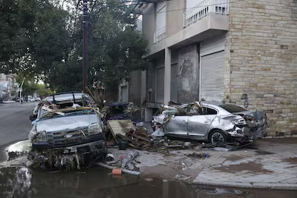 leonardovalente's tweet photo. Importante: Si tu auto quedó destruido por la tormenta se va a estar disponiendo recursos para su remoción y un estacionamiento para dejarlo. También si hay algún auto en tu cuadra. Podés ingresar la solicitud en https://t.co/0JUQBFq3Bh, ya está habilitado.
Por favor difundir. https://t.co/JHG4nwDS9v