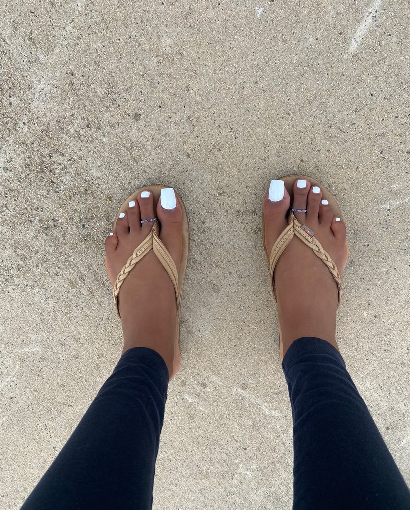 TwinkleToezT's tweet photo. love the white toes and flip flops combo 🤍 #prettyfeet #footfetısh #whitetoes #feet #footfinder #foot #nicefeet #prettytoes #feetfinder #feetworshi̇p #feetsoles https://t.co/FInU82Fz93