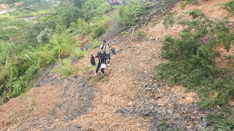 EstebanACopa1's tweet photo. #deúltimo:
#Coroico:
DESLIZAMIENTO DE  TIERRA DE GRAN MAGNITUD PROVOCA LA PÉRDIDA DE PLATAFORMA EN EL SECTOR ESTACIÓN DE SERVICIOS SANTA BÁRBARA.
Tras el deslizamiento en el sector, vehículos livianos pueden llegar a La Paz - Caranavi o viceversa por Coroico, ver foto satélital. https://t.co/qC3xbCi50i