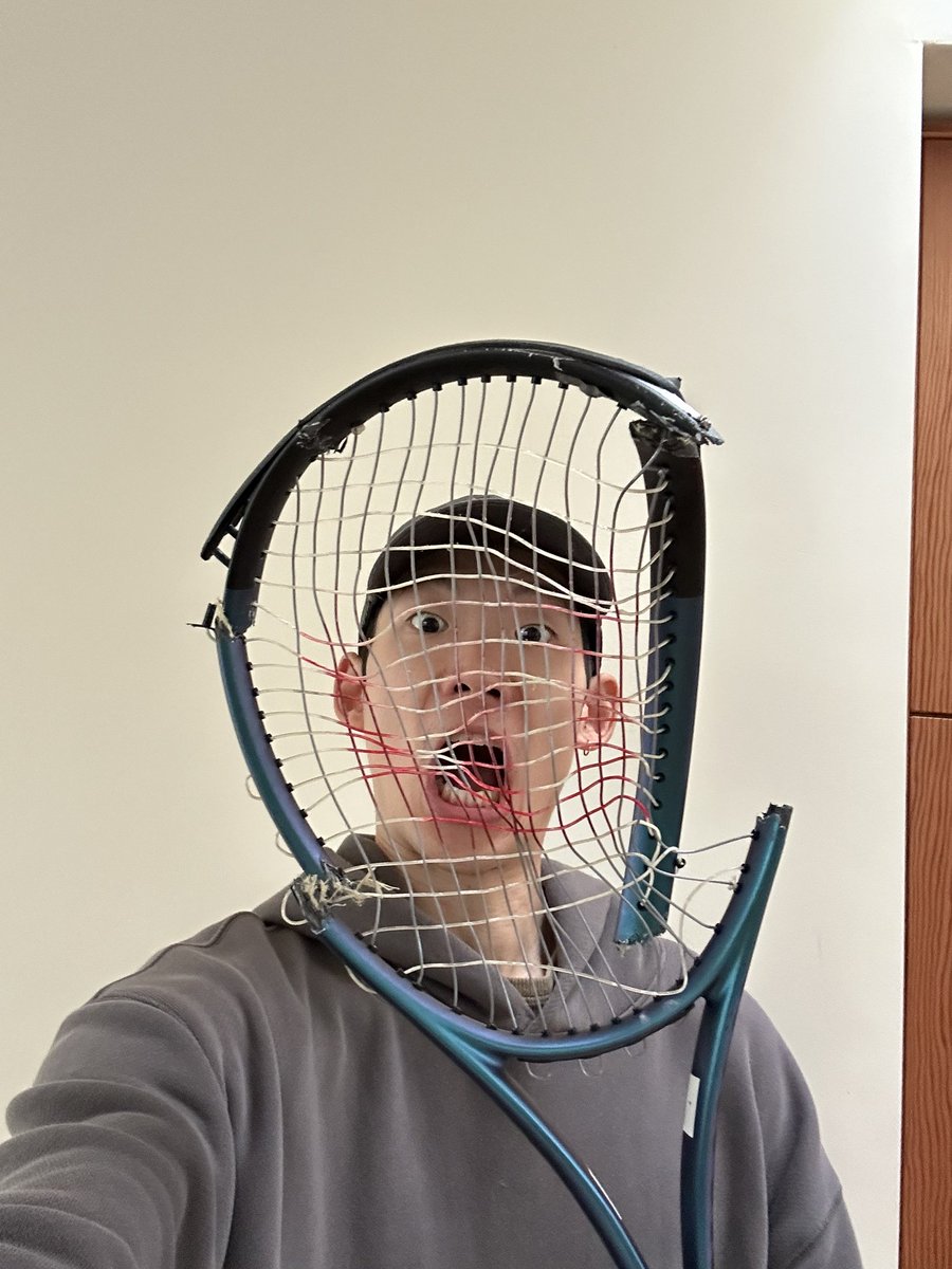 UnforcedErrorDP's tweet image. Coolest souvenir ever!!
At Indian Wells in 2023, a former top 20 pro gave me his smashed racket.
In tomorrow’s edition of Unforced Error, you’ll find out who it was, how it happened, and why it was both amazing and terrible.
Subscribe today (link in bio) so you don’t miss it!…