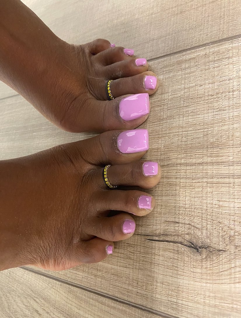 TwinkleToezT's tweet photo. Pink toes 😍💕💖 do you like?  #prettyfeet #findingfeet #nicefeet #footfetısh #feetworshi̇p #footfinder #feetsoles #toes #prettyfoot #footwork #sexyfeet #feet #foot https://t.co/WqMNxN7Ipr