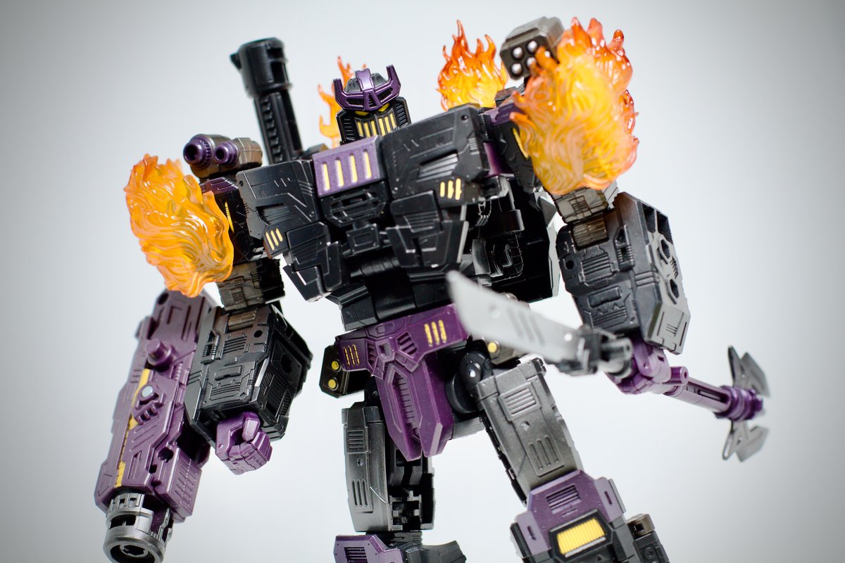 An amazing figure! Solid in all the best ways, a real beast of a design. Really feels like a "Megatron/Tank" done with Leader-class engineering.

Super fun to mess with!

Age of the Primes Megatronus

#Transformers
#toyphotography