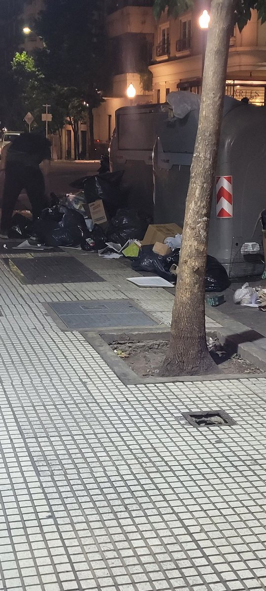 BasuraDeBA's tweet photo. la inutilidad de los tachos 'antivandalicos'

Muchachos.. vayan pensando posta, en otro plan

juncal y Esmeralda
@BarriodeRetiro @inakiigutierrez @VecinosCon5633 @jorgemacri #basura #basuradebuenosaires #basuraderetiro #devuelvanelABL #macrilandia https://t.co/OGlQ5PQgd7