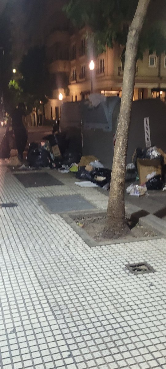 la inutilidad de los tachos 'antivandalicos'

Muchachos.. vayan pensando posta, en otro plan

juncal y Esmeralda
<a href="/BarriodeRetiro/">@NoticiasdeRetiro</a> <a href="/inakiigutierrez/">Iñaki Gutiérrez</a> <a href="/VecinosCon5633/">Somos CABA</a> <a href="/jorgemacri/">Jorge Macri</a> #basura #basuradebuenosaires #basuraderetiro #devuelvanelABL #macrilandia