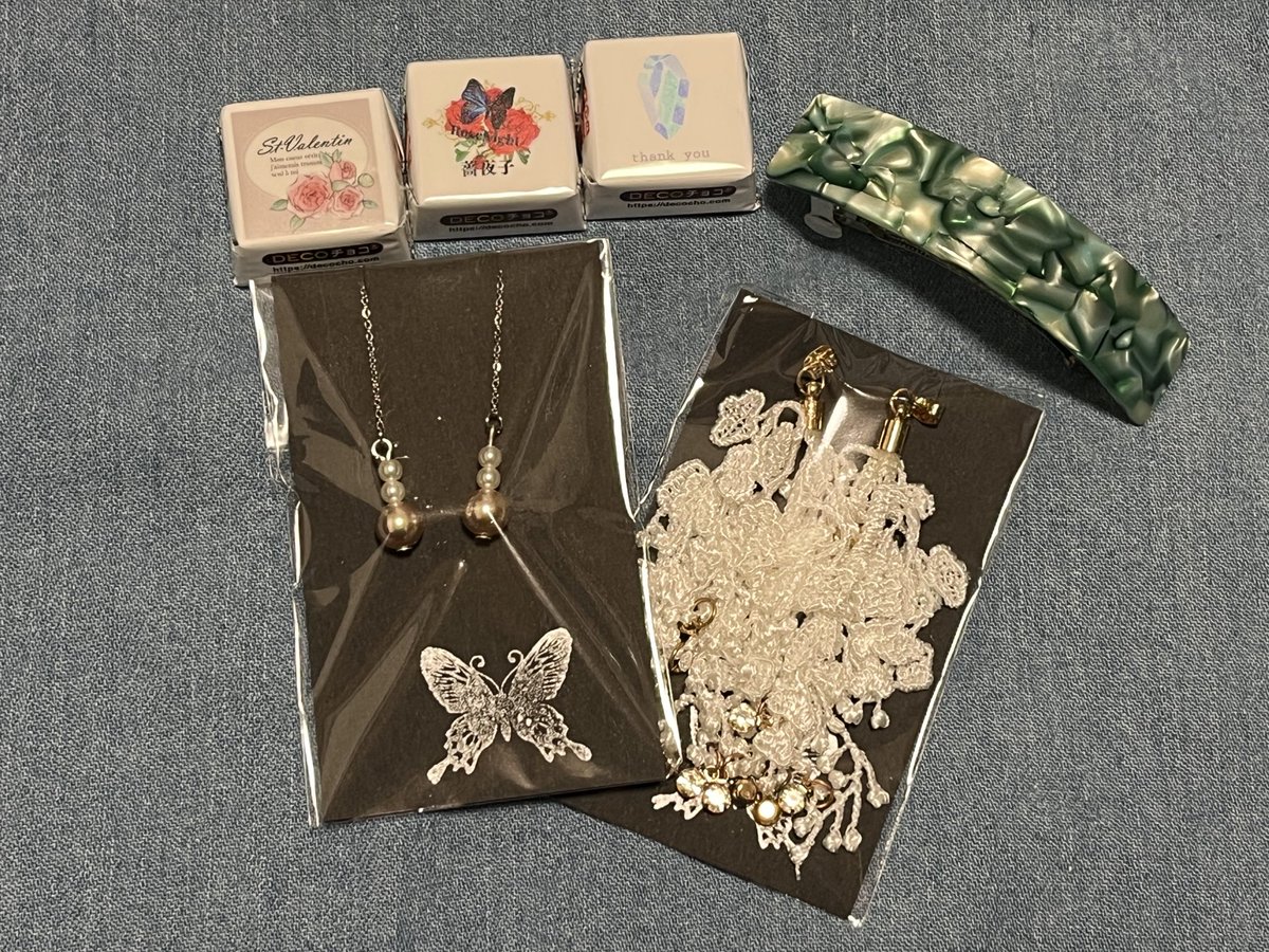 sanpai_ishida's tweet photo. 薔夜子〜ﾛｰｽﾞﾅｲﾄ〜さん(@_rose_night )とアクセサリーと交換していただきました🦋

チロルチョコも入ってて嬉しい☺️🍫
バレッタ使いたくて今日はまとめ髪にしてみました💇‍♀️

この度は交換企画にお声かけいただきありがとうございました😊❣️

#企業公式相互フォロー https://t.co/0vubDUlLd9